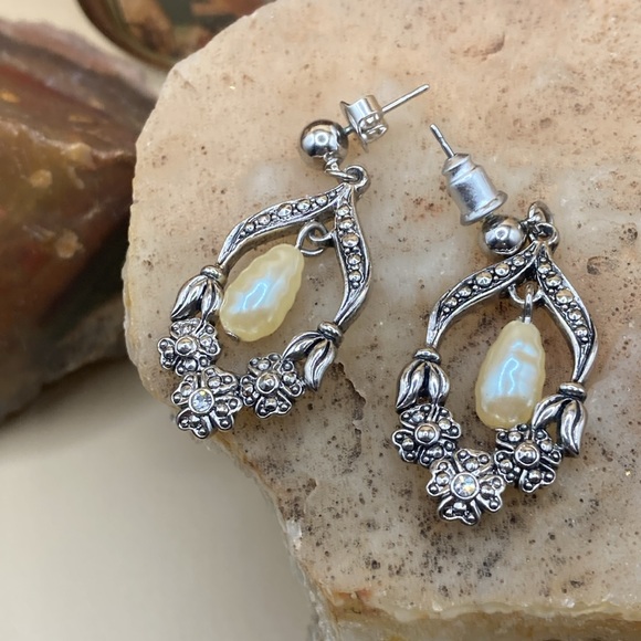 Gorgeous statement glass bead and shell necklace. Pair of earrings included. - Picture 4 of 4